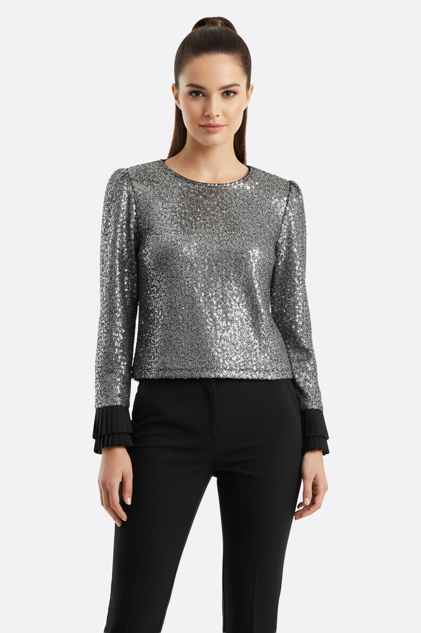 Top noir scintillant agrémenté de sequins argent, affichant des poignets plissés pour une allure chic lors d'une soirée.