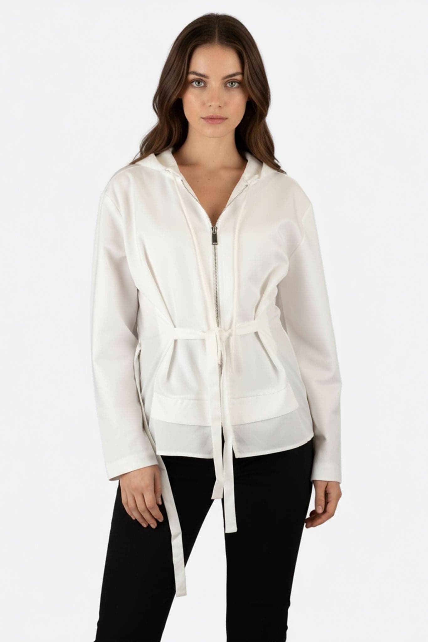 Veste blanche moderne à capuche, légère et chic, avec liens à nouer, parfaite pour un look élégant au quotidien.