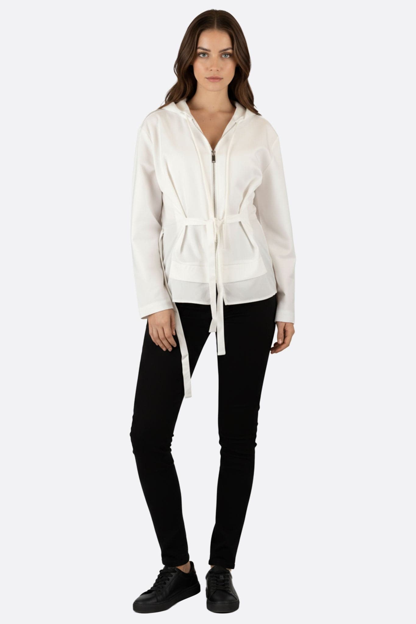 Veste-chemise blanche délicate à capuche, dotée de liens à nouer, idéale pour une allure raffinée en sortie décontractée.