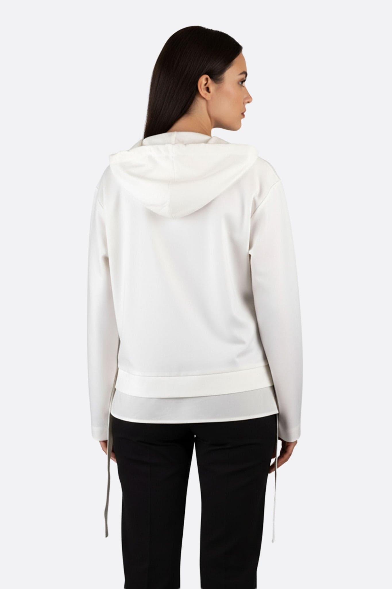 Veste légère blanche à capuche, offrant un détail chic avec ses liens à nouer, parfaite pour un style élégant en soirée.