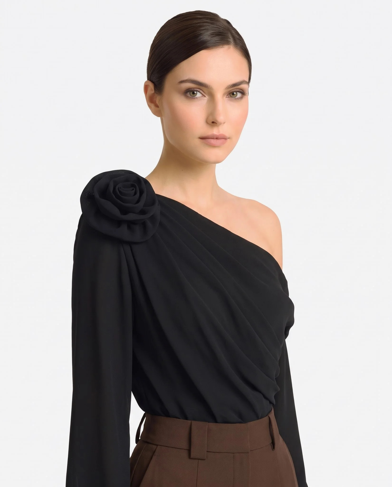 Buste du top noir Misciano : encolure asymétrique, drapé opaque et épaule dénudée